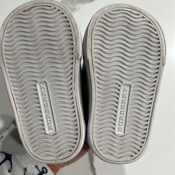 Adorable Burberry sneakers size 17 - Picture 6 of 7